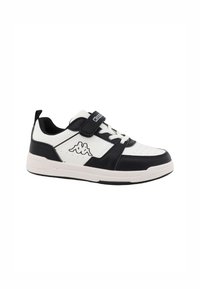 Chaussure de sport noire et blanche en matière synthétique, avec une bande Velcro, des lacets, des détails perforés et une semelle blanche plate.