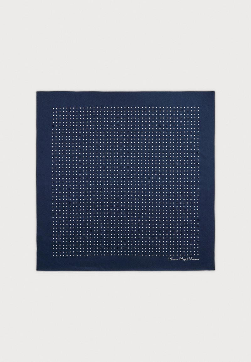 Tengerészkék négyzet alakú selyemsál, fehér pöttyös mintával, rácsos elrendezésben; jobb alsó sarokban logóval.