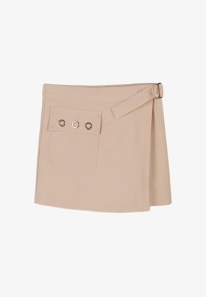 Mini-jupe beige en tissu lisse avec un lien sur le côté, des poches avec deux œillets en métal, et un ourlet légèrement courbé.