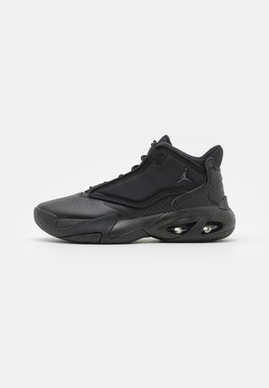 Czarny but do koszykówki typu mid-top z teksturowaną skórą, panelami z siateczki, amortyzowaną podeszwą, widoczną jednostką powietrzną i logo Jumpman po boku.