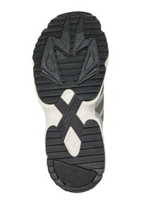 Svart gummisåle til sneakers med teksturert mønster, som har distinkte spor og riller for grep, og en hvit mellomsåle med logodetalj.