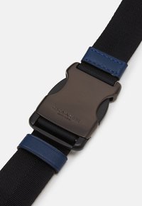 Sangle en nylon noir avec une boucle en plastique brun foncé et des accents en cuir bleu. Présente une surface lisse et des détails de couture renforcée.