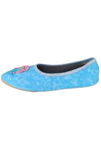 Lichtblauwe stoffen balletschoenen met een gestructureerde afwerking. Kenmerkt een metalen rand en een kleurrijke geborduurde zeemeermin-detail op de neus.
