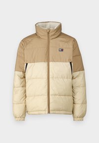 Opblaasbare jas in tan- en creamkleuren, met een hoge kraag, ritsclosure, elastische manchetten en een merkpatch op de borst.