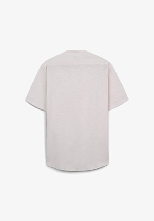 Kurzärmliges, hellgraues Hemd mit lockerem Schnitt. Weicher, strukturierter Stoff mit geradem Saum und dezenten Nahtdetails auf der Rückseite.