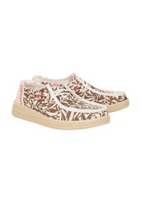 Scarpe con una trama marrone e crema, caratterizzate da un design intrecciato, con lacci bianchi e suole in gomma beige, dettagliate con accenti rossi sui lati.