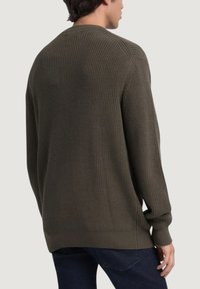 Suéter de punto color verde oliva con un patrón texturizado, puños y dobladillo acanalados, y un ajuste relajado. La vista muestra detalles de la parte trasera y lateral.