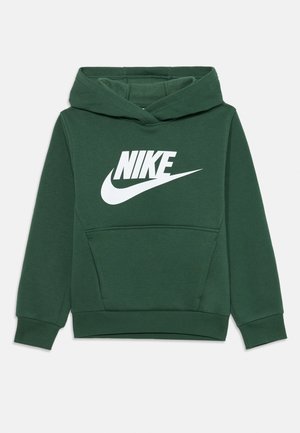 Grønn hettegenser med frontlomme, med en stor hvit Nike-logotyp over brystet. Laget av myk stoff, med ribbestrikkede mansjetter og kant.