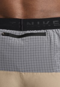 Nike Performance SECONDSUNRISE - Kurze Sporthose - khaki smoke grey black