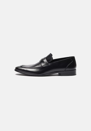 Schwarzer Herrenschuh aus Leder im Penny-Loafer-Stil mit niedrigem Absatz und abgerundetem Zehenbereich, seitlich auf weißem Hintergrund dargestellt.