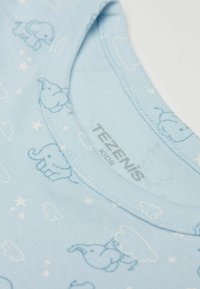 Světle modrá dětská košile se vzorem malých slonů a mraků, vyrobená z měkké látky s kulatým výstřihem a jemnou strukturou.