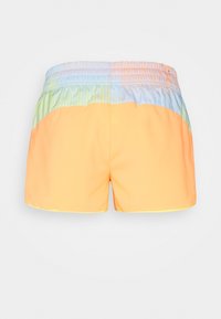 Färgglada badshorts med elastisk midja. Designen inkluderar pastellnyanser av blått, grönt och orange med en slät yta.