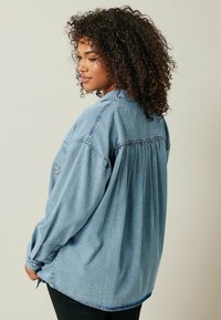 Evans SEQUIN EMBELLISHED - Overhemdblouse - blue