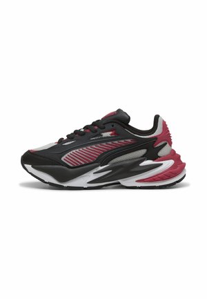 Sort, grå og rød atletiksneaker med mesh- og syntetisk overdel, tyk sål og dynamiske designdetaljer set fra ydersiden.