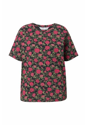 Krótki rękaw T-shirt z miękkiego materiału, na czarnym tle z jasnoczerwonym wzorem róż i zielonych liści. Okrągły dekolt i luźny krój.
