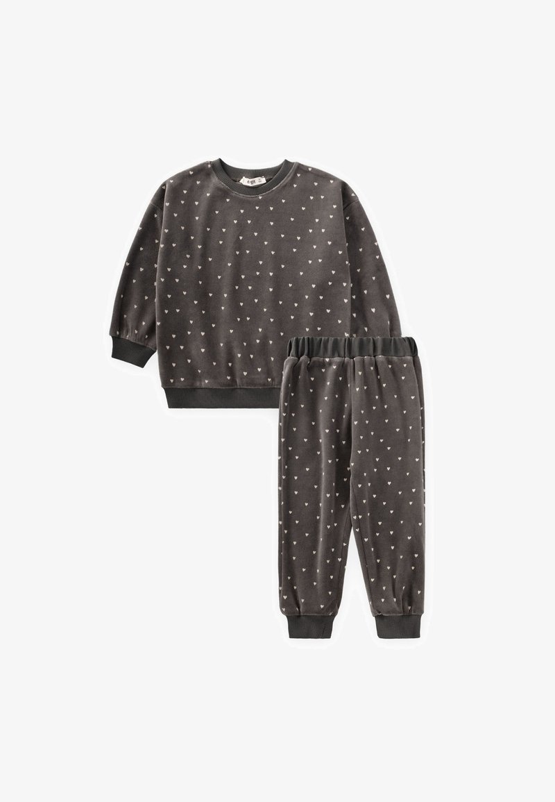 Grå velour pyjamasæt med langærmet overdel og matchende bukser. Begge har små, lysfarvede hjerte mønstre og ribbede manchetter.