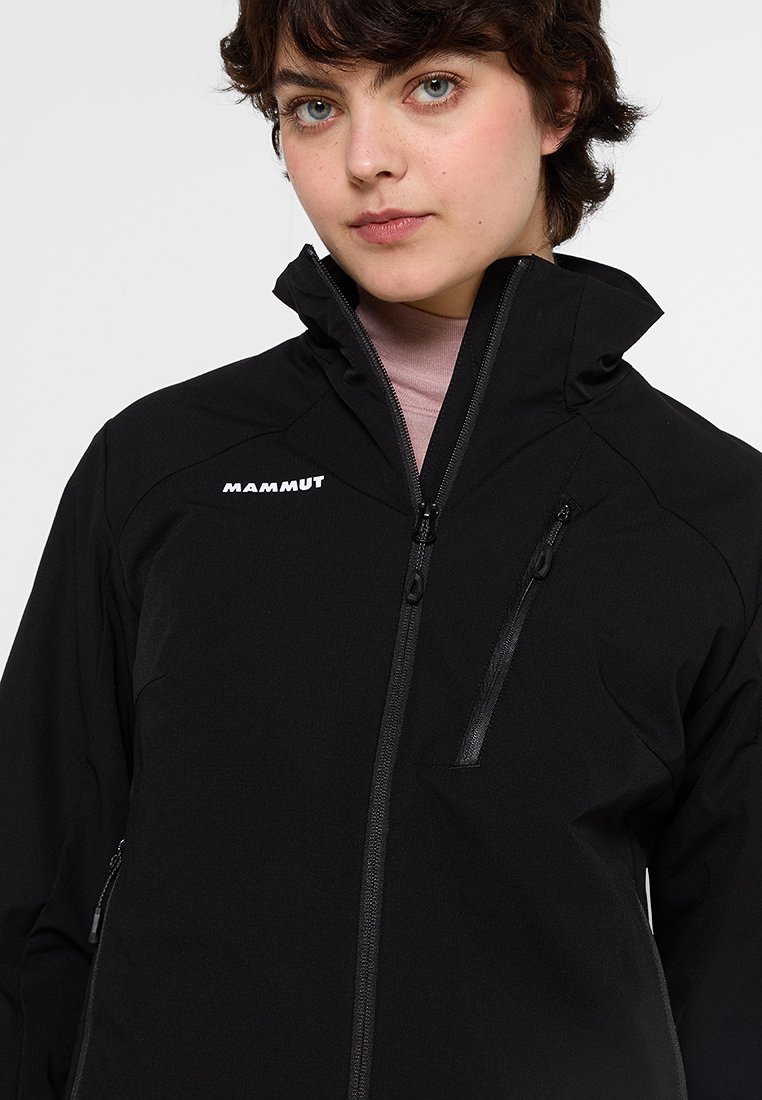 Chaqueta negra Mammut con un alto cuello, bolsillos con cremallera y un diseño elegante. Tejido suave con una textura mate, con un logo en el pecho.