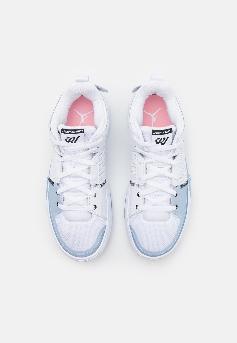 Baskets en mesh blanches avec des accents bleus, bout rond et design à lacets. Présentent une semelle intérieure rose avec logo et un col rembourré.