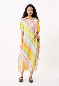 Robe midi colorée à rayures offrant des teintes de rose, jaune et vert, en tissu léger, à manches courtes, avec un bouton sur le devant et une taille nouée.