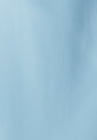 Hele sinine kangas, millel on sile tekstuur ja peen läige, ühtlase pinnaga ilma mustrite või nähtavate õmblusteta.