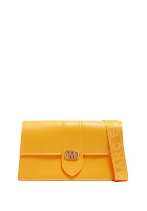 Sac à main en simili cuir jaune avec fermoir à rabat, doté d'un fermoir logo en argent et d'une bandoulière amovible avec le nom de la marque imprimé.