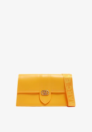 Borsa a tracolla gialla in eco-pelle con chiusura a pattina, dotata di una fibbia con logo argentato e una tracolla rimovibile con nome del marchio stampato.