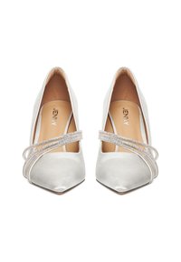 Para srebrnych szpilek z satyny o spiczastym nosku z podwójnymi paskami z kryształkami na przodzie, widocznych z góry na białym tle.