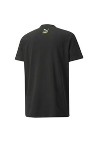 Černé tričko s krátkým rukávem vyrobené z bavlny. Má kulatý límeček a malé zelené logo Puma na horní části zad. Jednoduchý, jednobarevný design.