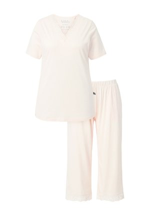 Completo pigiama rosa chiaro composto da una maglietta a maniche corte con scollatura a V e dettagli in pizzo, abbinato a pantaloni coordinati con bordi ondulati in pizzo all'orlo.