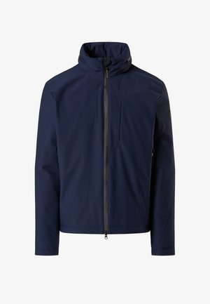 Giacca in nylon blu navy con collo alto, cerniera frontale e molteplici tasche. Presenta un design elegante con una texture liscia e resistente all'acqua.