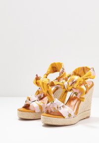 Ted Baker Sandali con tacco - yellow