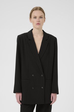 Svart dobbeltspent blazer med vertikale hvite pinstriper, strukturerte slag og to frontlommer. Glatt stoff, skreddersydd passform.