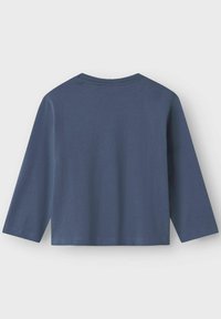 Camisa de manga larga azul oscuro con cuello redondo, hecha de suave tejido de algodón. El dobladillo y los puños están bien cosidos. Sin patrones ni acentos visibles.