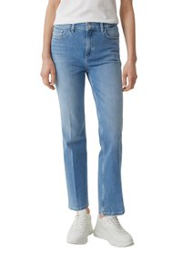 Jasnoniebieskie jeansy prostego kroju wykonane z denimu, z klasycznym pięciopocketowym stylem, guzikiem oraz przetarciami.