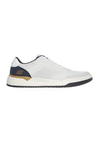Scarpa atletica bianca con tomaia in rete traspirante, dettagli in blu navy, logo dorato, suola testurizzata e chiusura con lacci.