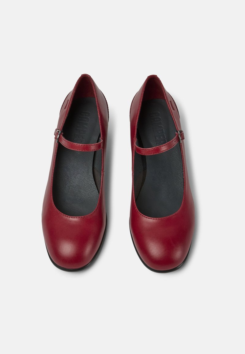 Czerwone skórzane baletki z okrągłym noskiem, cienkim paskiem na wierzchu stopy i gładką teksturą. Czarną podszewką wewnętrzną oraz subtelnym logo.