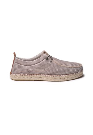 Zapato casual con parte superior de tela marrón claro, textura tejida, puntera redondeada y suela de yute natural. Presenta dos ojetes y una pestaña en la parte trasera.