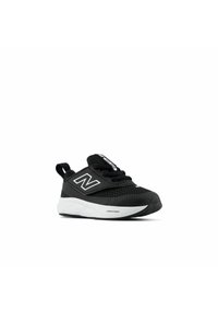 Chaussure de sport noire avec tige en mesh, accents blancs, design texturé, bout rond et semelle blanche rembourrée. Présente des lacets et un détail de logo.
