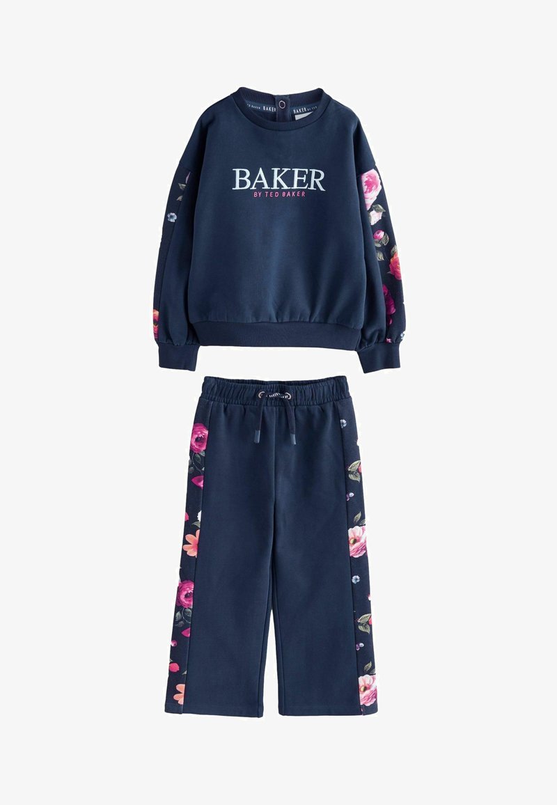Completo felpa e pantaloni blu navy. La felpa presenta il logo "BAKER"; maniche con stampa floreale. I pantaloni hanno dettagli floreali laterali e coulisse.