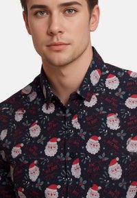 Schwarzes Shirt mit einem sich wiederholenden Weihnachtsmann-Muster, das rote Hüte, weiße Bärte und grüne Blätter zeigt. Knopfverschlußdesign mit Kragen.