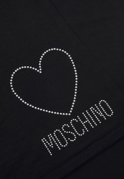 Melna tekstila auduma ar sirds formu un vārdu "MOSCHINO", rotātu ar sudraba akmentiņiem, izvietoti paaugstinātā dizainā.