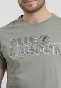 Ritchie Jeans COL ROND NAPAMIEL - T-shirt imprimé - kaki