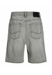 Γκρι σορτς τζιν με δύο πίσω τσέπες, θηλιές για ζώνη και μια μαύρη ετικέτα μάρκας στη δεξιά πλευρά της μέσης.