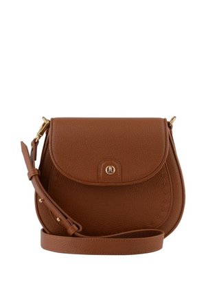 Sac bandoulière en cuir marron avec rabat arrondi, fermeture par bouton doré, bandoulière réglable et surpiqûres discrètes à l’avant.