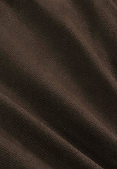 Tissu marron avec une surface lisse et légèrement texturée, présentant un léger éclat et des rainures diagonales typiques du tissage sergé.