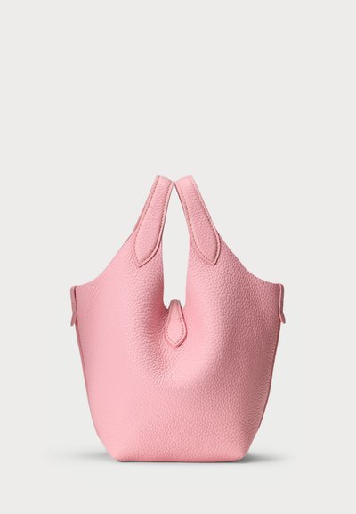 Roosa nahktool, millel on tekstureeritud pind, kahe ümmarguse käepideme ja avamisel eristuva, kitseneva kujuga.