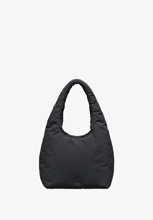 Sac fourre-tout noir matelassé avec poignées arrondies et logo subtil en relief à l'avant, design minimaliste et moderne.