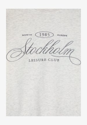 Felpa grigia con un grafiche frontale che presenta il testo "Stockholm Leisure Club," insieme a "North" e "1985" in carattere nero.