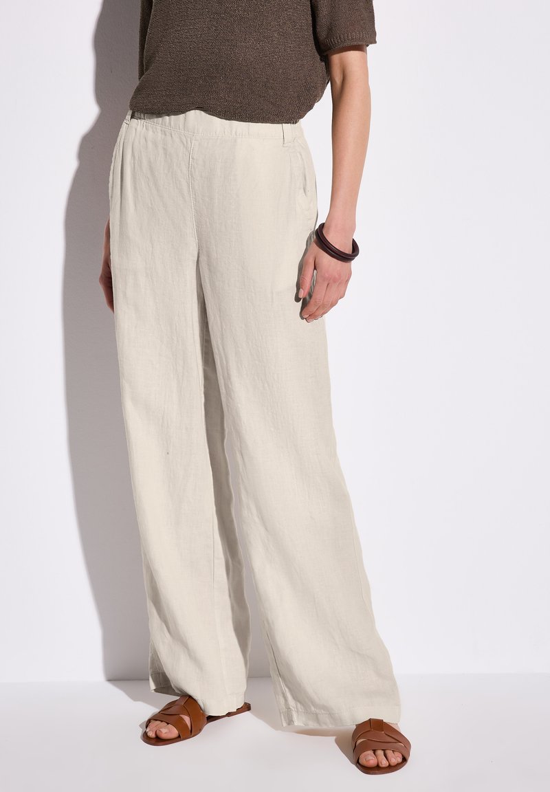 Lätta, vida linbyxor i krämfärgad med en texturerad yta. Har sidofickor och en bekväm elastisk midja.