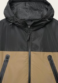 Czarna i brązowa kurtka rozpinana z kapturem, z pikowanym wnętrzem, czarnymi elementami metalowymi i dwoma zamykanymi na zamek kieszeniami z przodu.